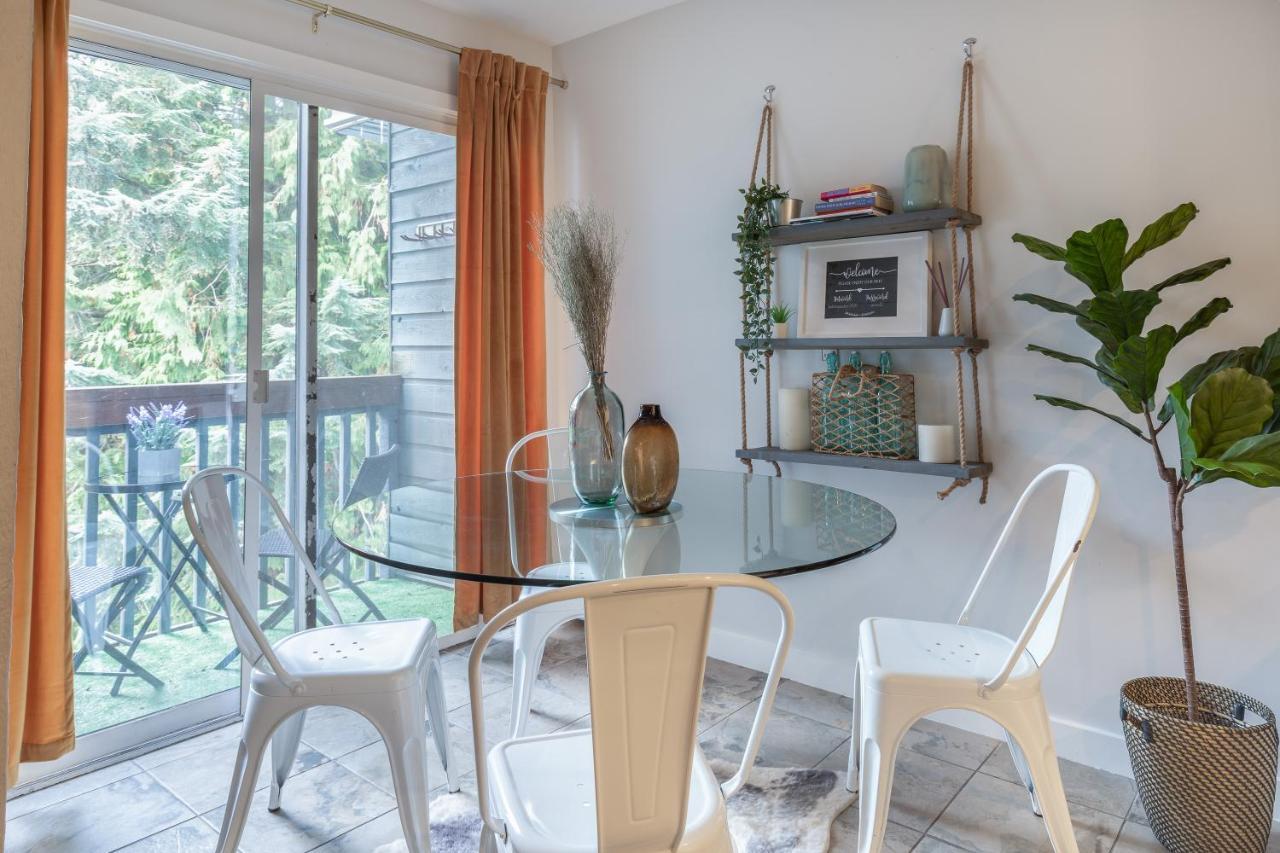 Updated Whistler Creek Studio With Parking Уислър Екстериор снимка