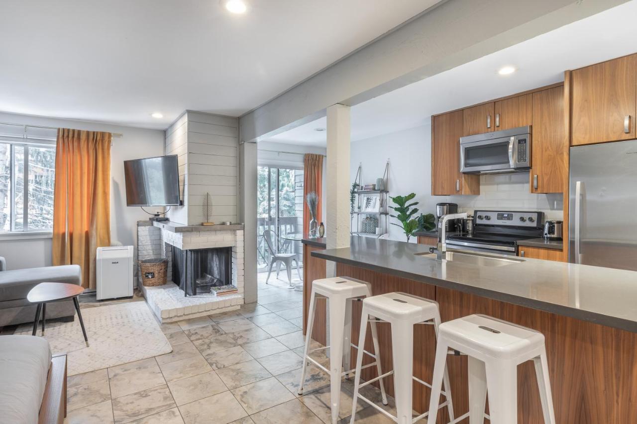 Updated Whistler Creek Studio With Parking Уислър Екстериор снимка