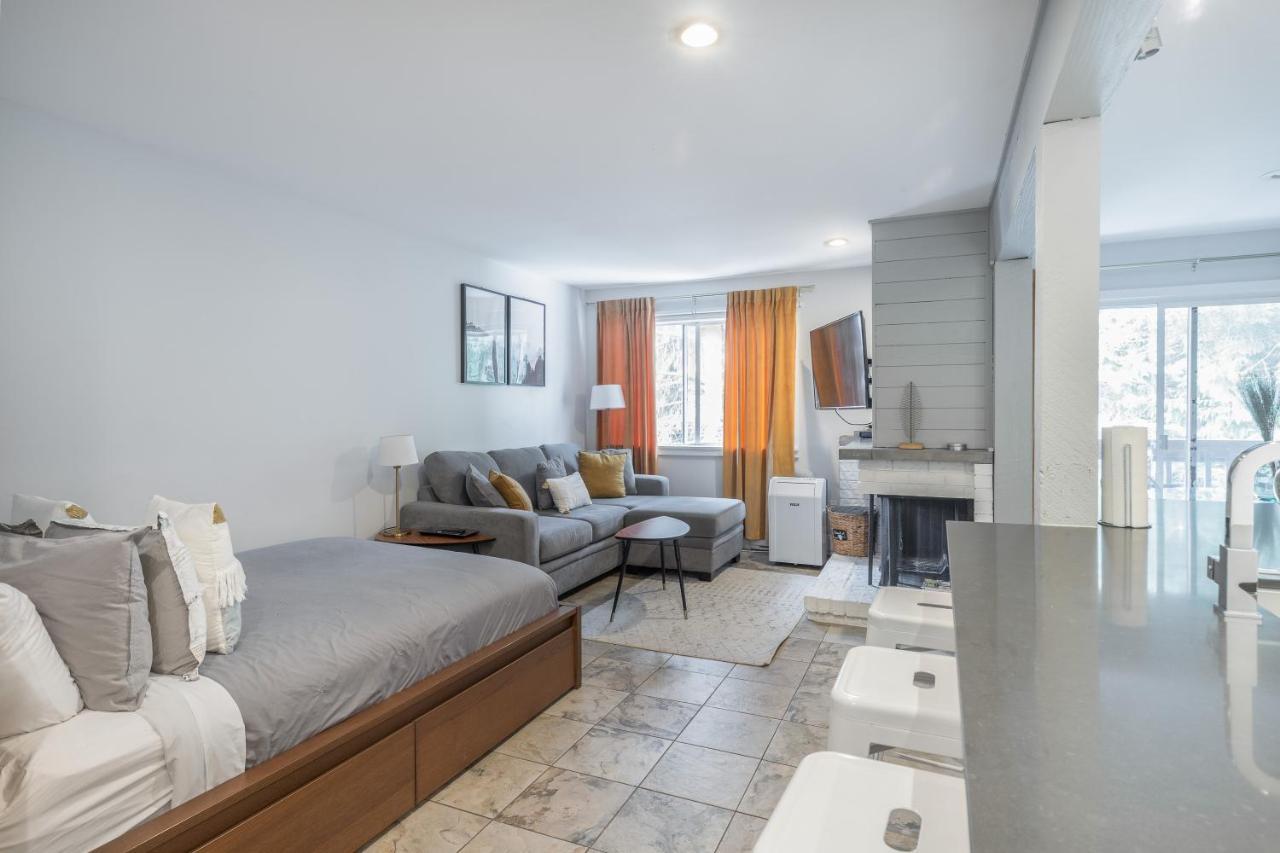 Updated Whistler Creek Studio With Parking Уислър Екстериор снимка