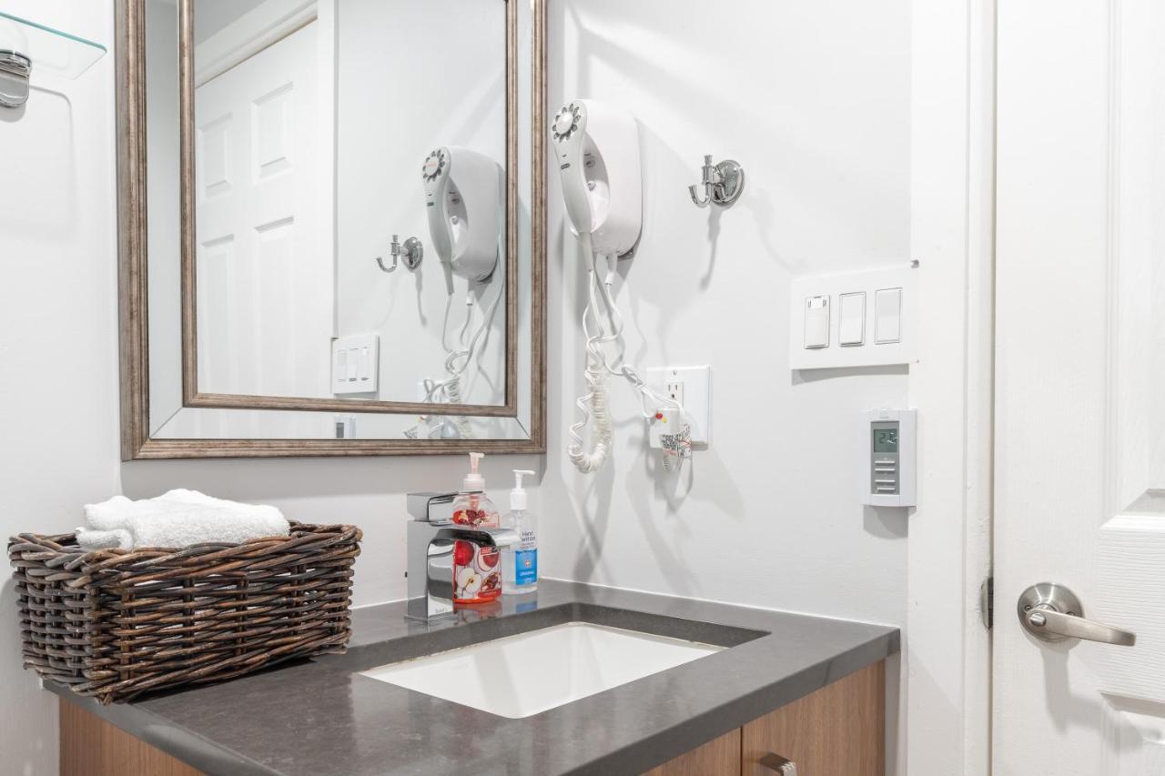 Updated Whistler Creek Studio With Parking Уислър Екстериор снимка